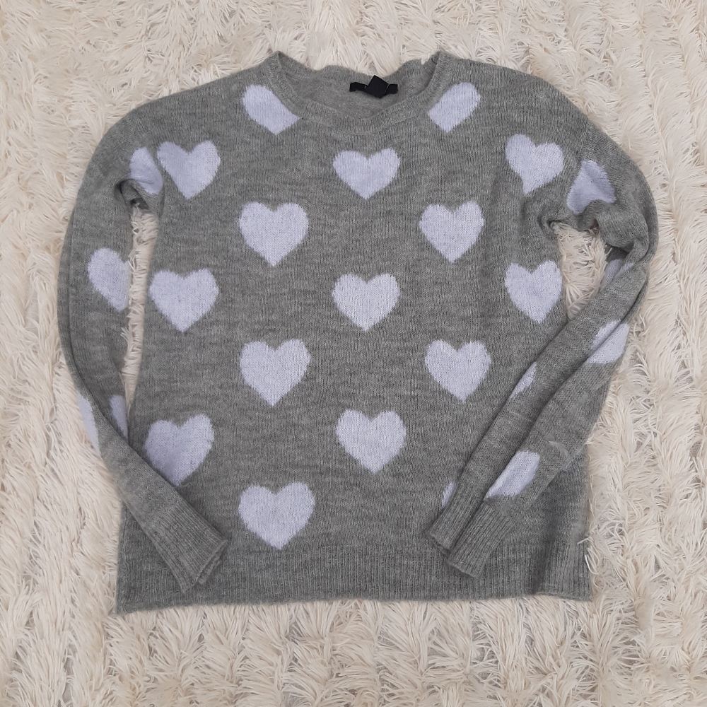 ❄3/$30- Forever 21 Heart Sweater